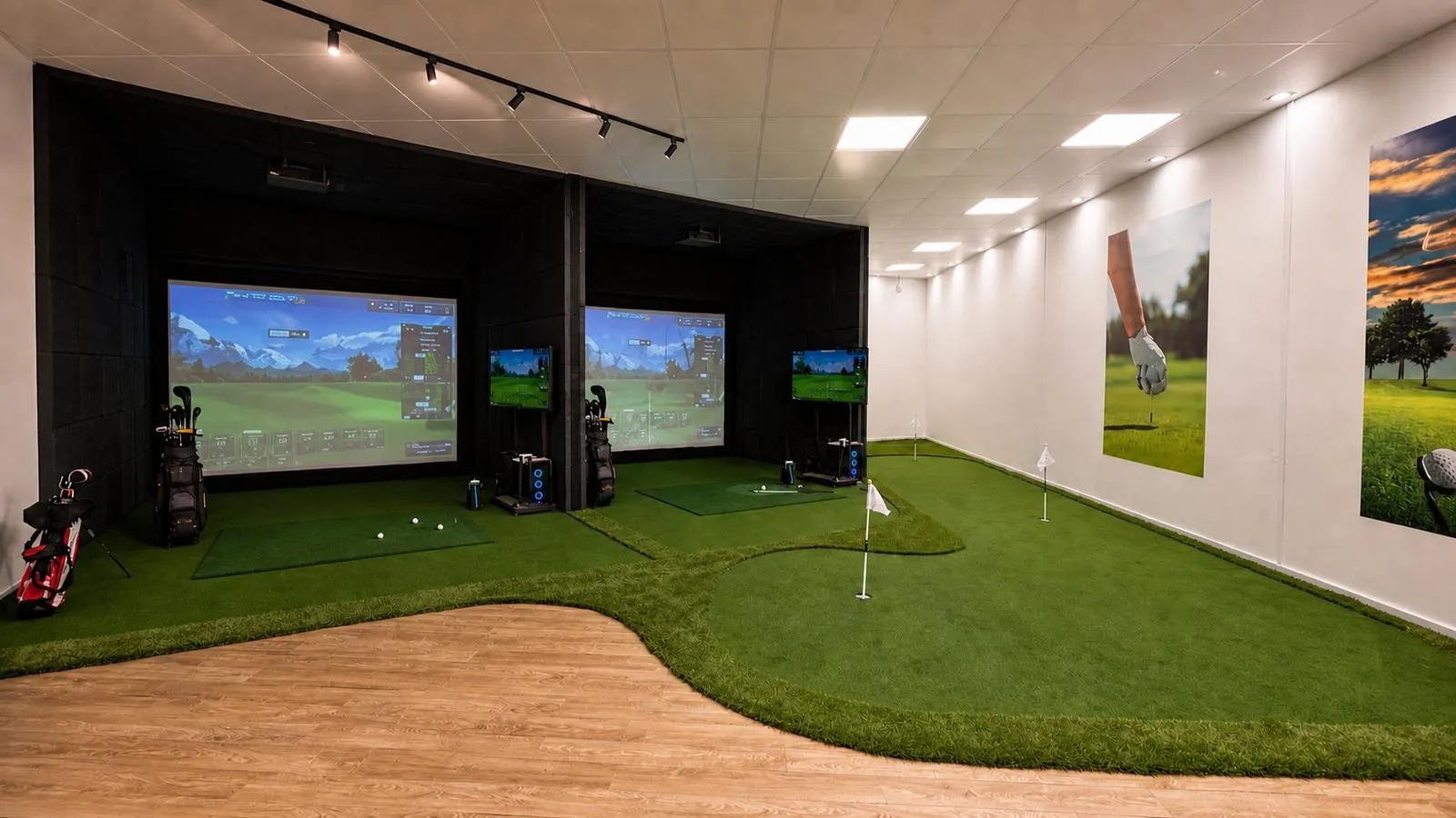 Estúdio de golfe com dois simuladores e putting green interno
