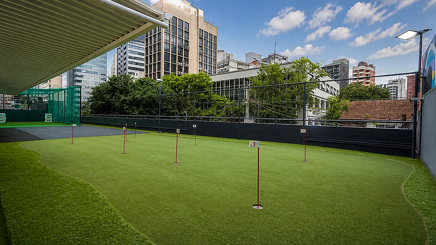 Putting green e driving range em cobertura — Tiro Certo Esportes, São Paulo