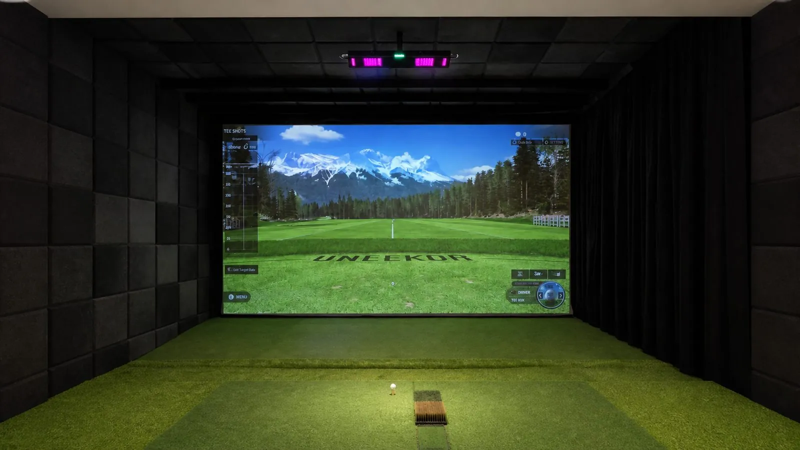 Simulador de golfe indoor com tela de impacto e piso sintético